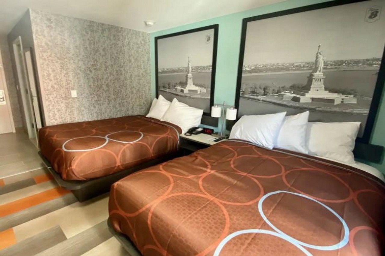 Super 8 By Wyndham Brooklyn Williamsburg Hotell New York Exteriör bild