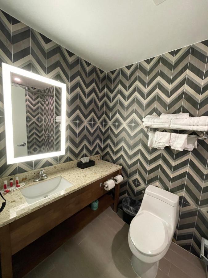Super 8 By Wyndham Brooklyn Williamsburg Hotell New York Exteriör bild