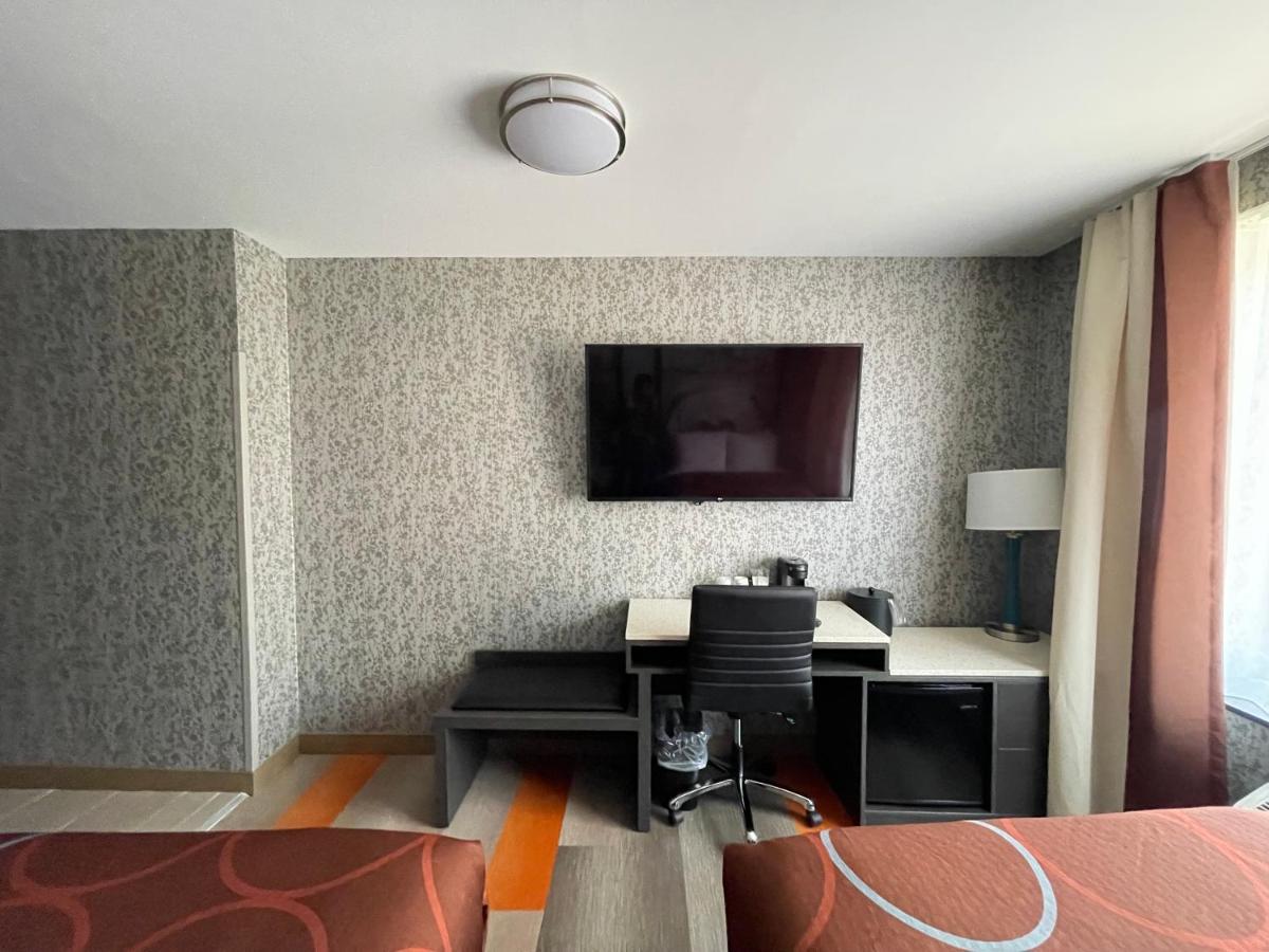 Super 8 By Wyndham Brooklyn Williamsburg Hotell New York Exteriör bild