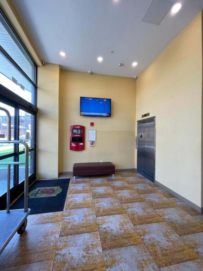 Super 8 By Wyndham Brooklyn Williamsburg Hotell New York Exteriör bild