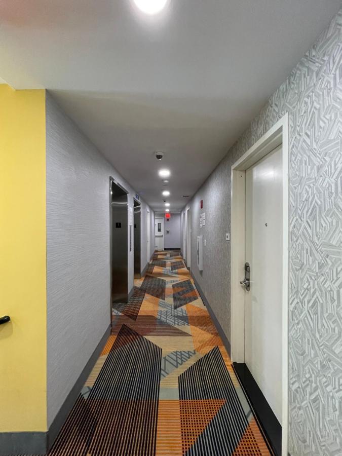 Super 8 By Wyndham Brooklyn Williamsburg Hotell New York Exteriör bild