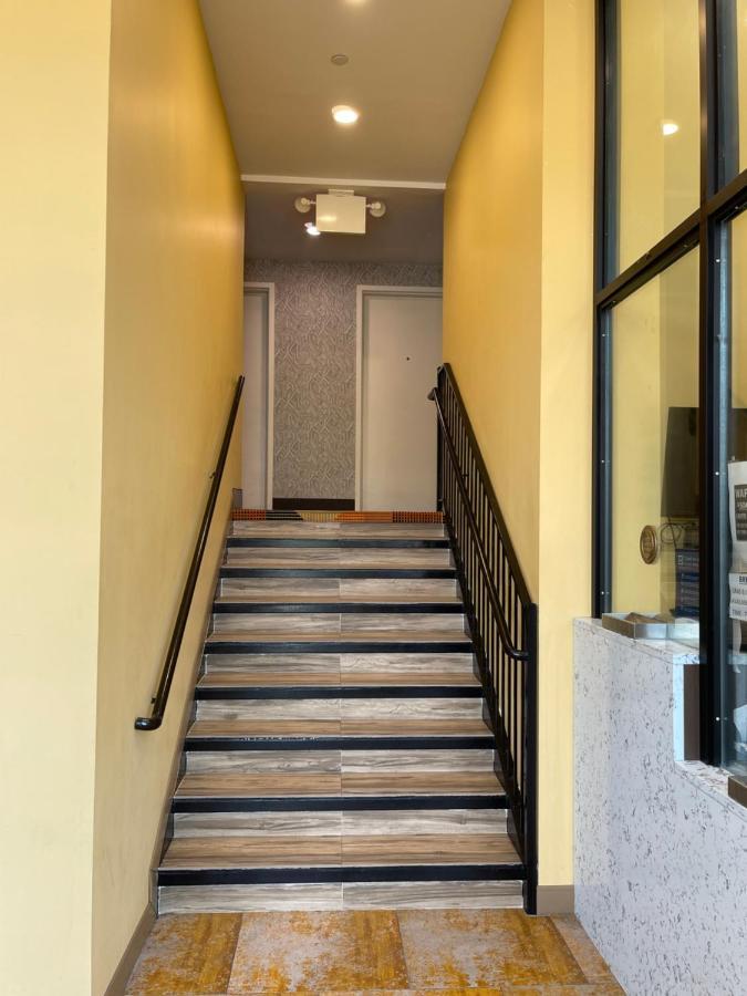 Super 8 By Wyndham Brooklyn Williamsburg Hotell New York Exteriör bild